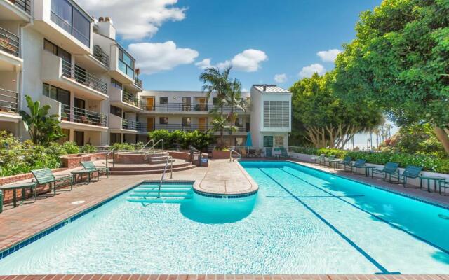 Spacious 2BR Santa Monica Beach Condo