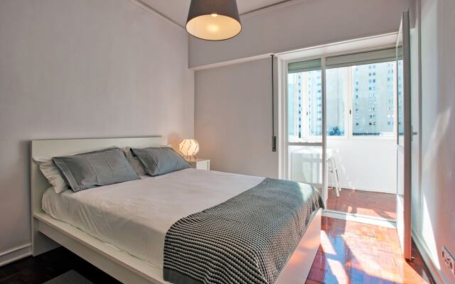 Portuguese Living Columbano Executive