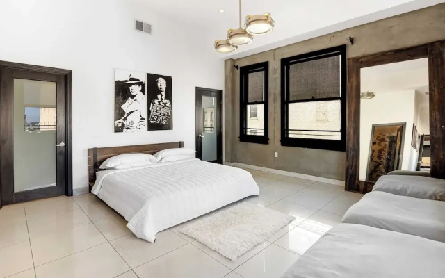 Skyline Lofts by Avantstay: a Multi-level Industrial-chic Retreat in Dtla With Rooftop Views, Soaring Ceilings & Steps to Dining, Music & Culture