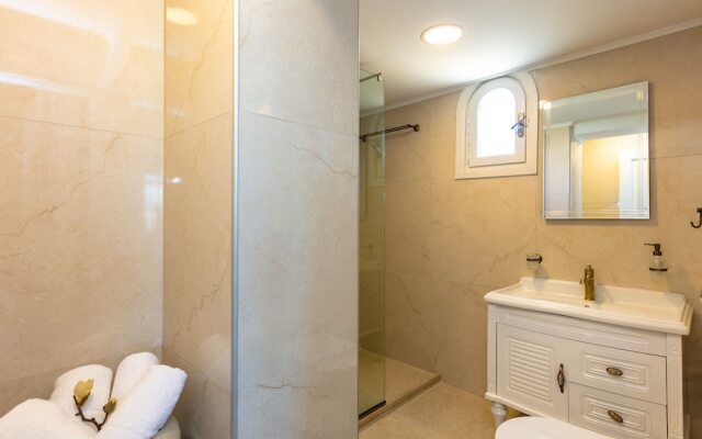 Pinelopi Beach Suites