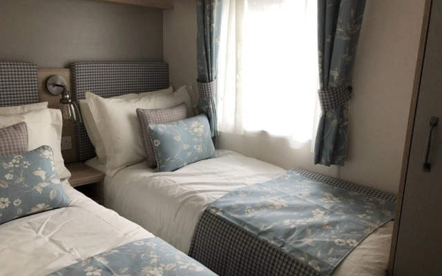 Luxury 2 Bedroom Caravan in Stunning Location
