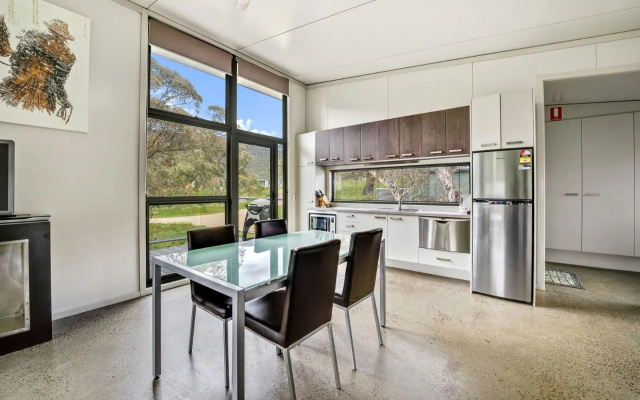 Ecocrackenback 13 'Sustainable, luxurious chalet close to the slopes.' – Balcony – Crackenback