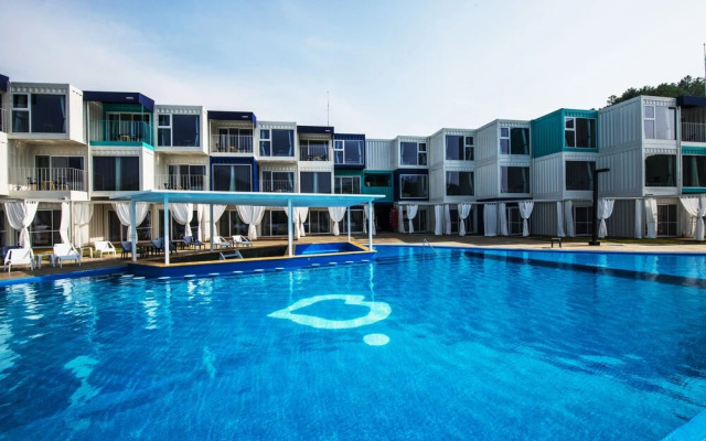 Parotia Waterhouse Hotel