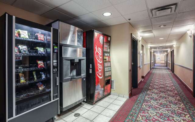 Econo Lodge Inn and Suites