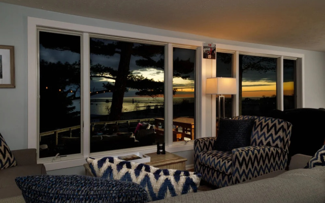 Looking Glass Beachfront Inn