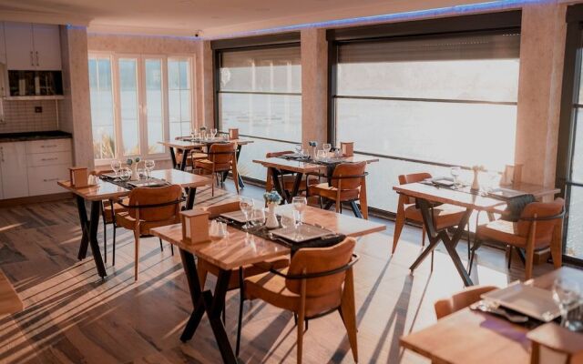 Dolphin Boutique Hotel & Restaurant