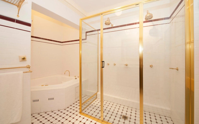 Cobb & Co Court Boutique Hotel