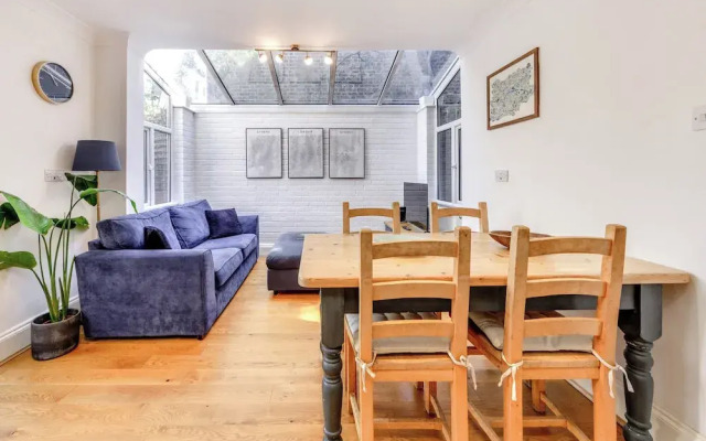 Charming Hampstead Retreat with Patio