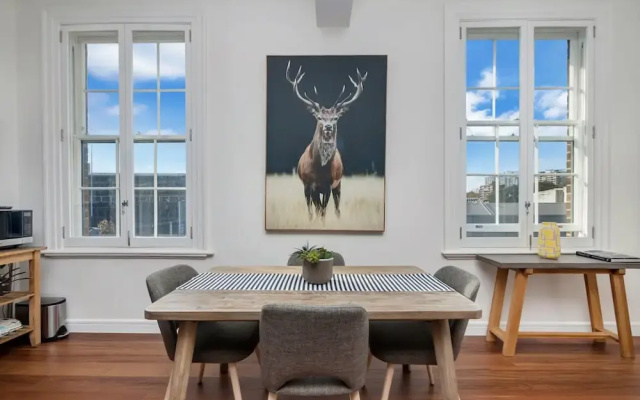 Inner-city Apartment Minutes Walk to Dining Hubs