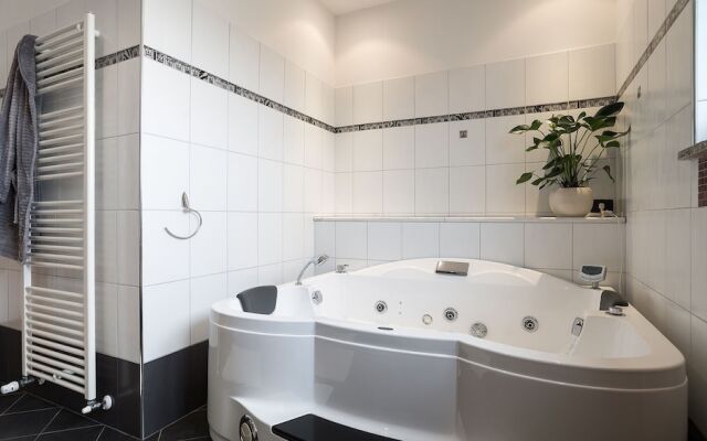 Villa Aylin, 5-bed, Next to the sea