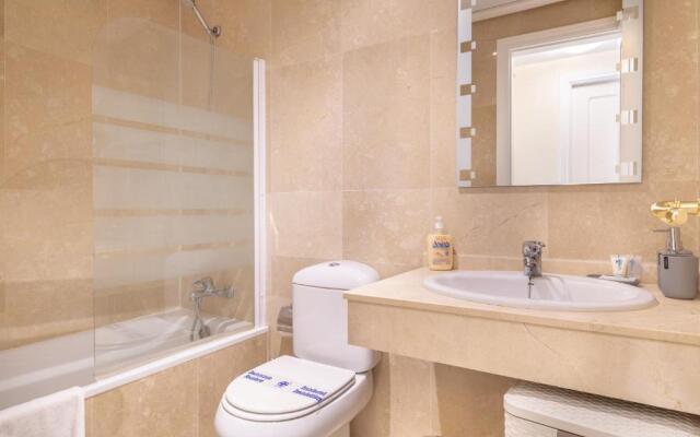 2261-Superb apt on the beach, on Duquesa harbour