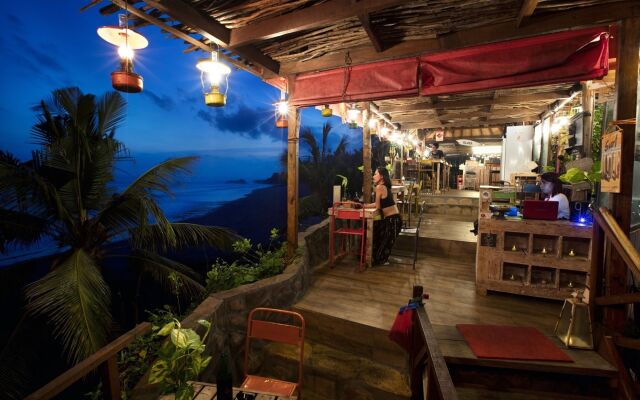 Pondok Pitaya Hotel, Surfing & Yoga
