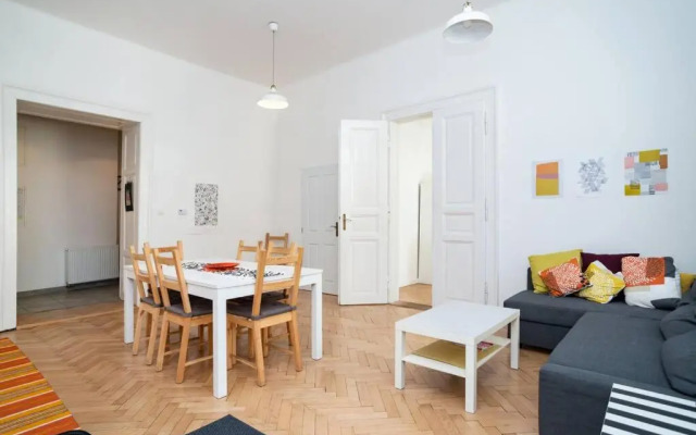 Bright, Spacious Apartment in the Historic Centre
