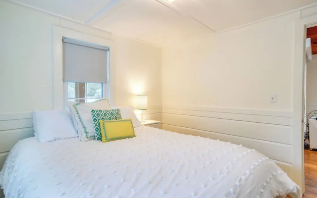 Walk to Beach: South Chatham Home