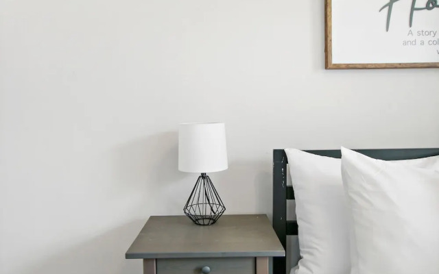 Modern & Stylish 3BR Apt in Rogers Park