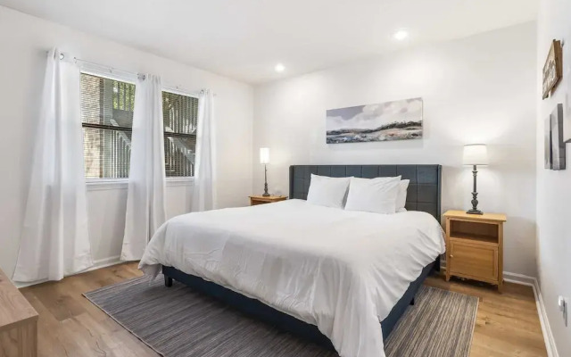 Royal Ridge Modern Condo for 4