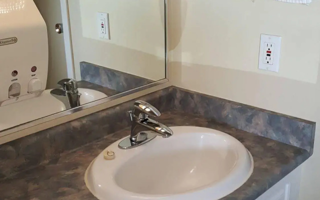 The Cedarwood Inn & Suites