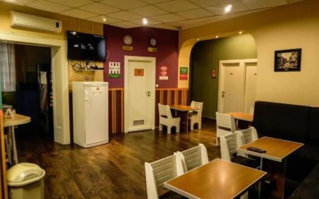 Play Hostel
