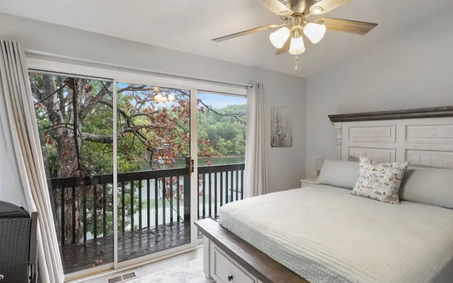 Captivating Views, Amazing Design and Lake Living