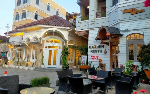 RedDoorz Premium @ The Garden Suites Solo