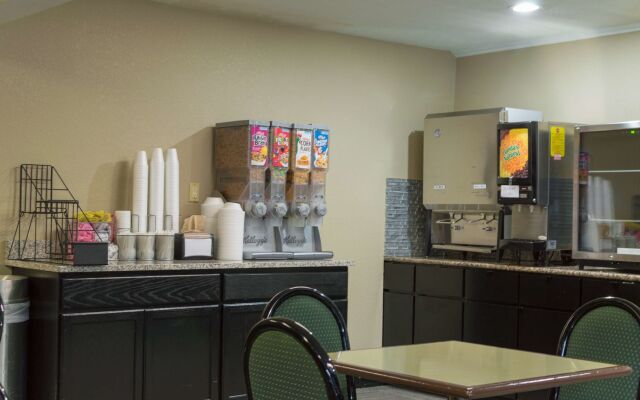 Red Roof Inn & Suites Lexington - Hamburg