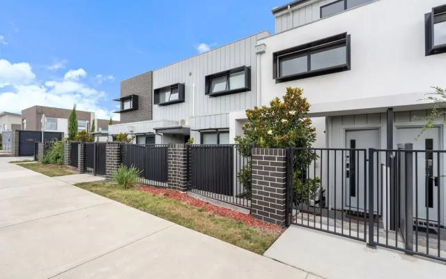 Modern 3-bedroom Townhouse in Quiet Greenway