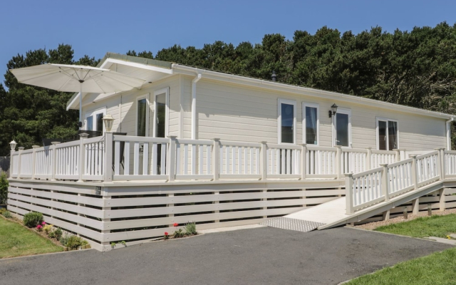 Impeccable 3-Bed Lodge At Cayton Bay Holiday Park