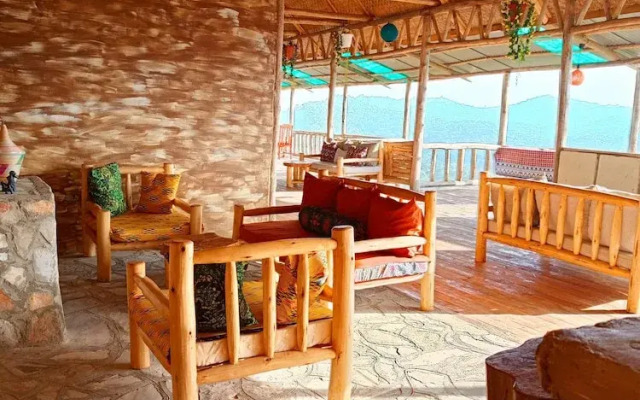 Bwindi Neckview Lodge