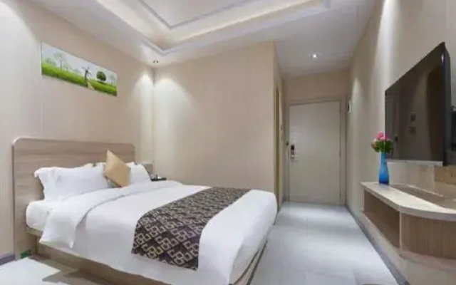 Huachun Hotel (Fuzhou Taijiang District Minjiang Heart)