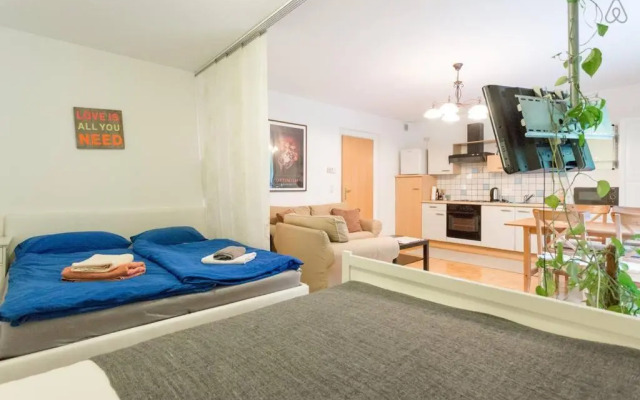 Relaxing Terrace Apartment in Lively Area