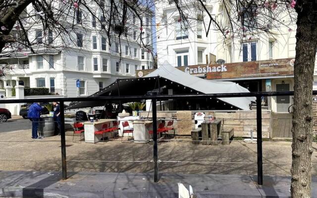 Worthing Beach 180 - 2 bed Seafront With Parking