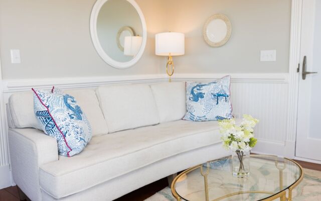 The Burrus House Inn Waterfront Suites