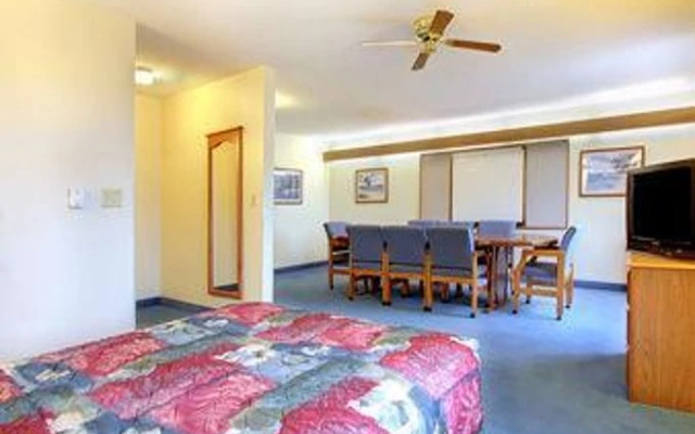 Super 8 Green Bay Airport/Stadium