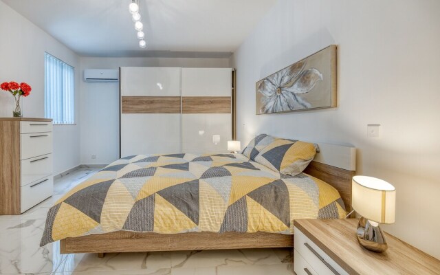 Splendid 2BR Apartment in Central St Julian s
