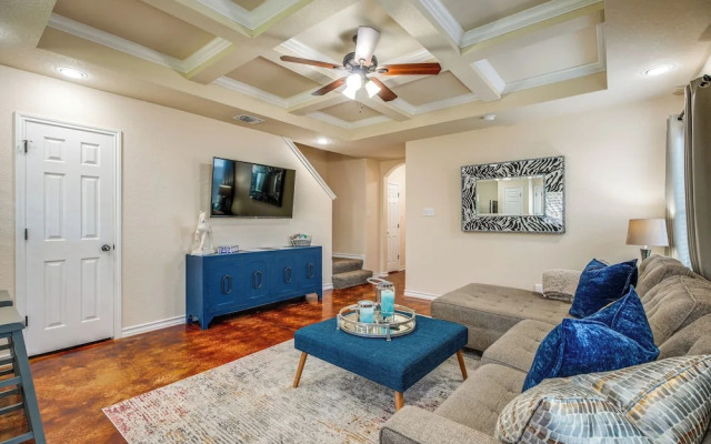 San Antonio Townhome ~ 2 Mi to Aquarium!