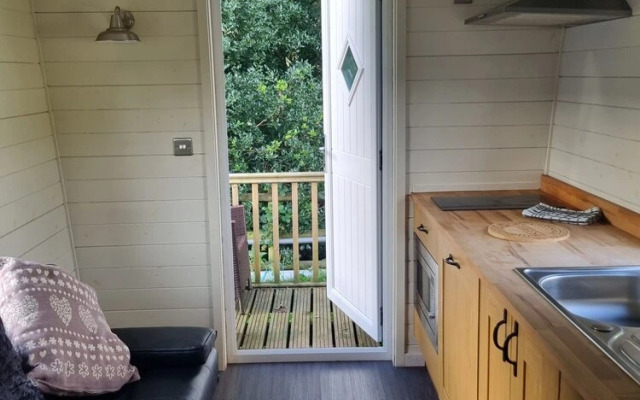 Glamping Hut - Riverview 5
