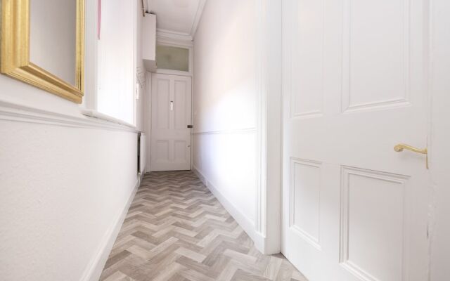 JOIVY Homely 1-Bed Flat By St Giles W/ Desk