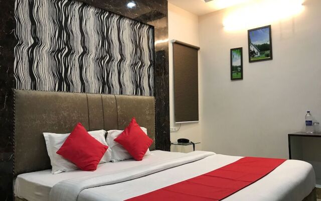 OYO 15771 4 Season Hotel