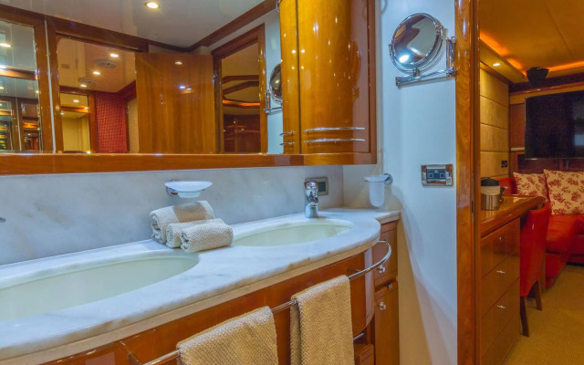 Miami Beach Luxury Yacht Charters