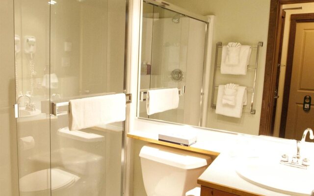 Blackcomb Springs Suites by CLIQUE