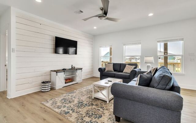 Just Beachy 3 Bedroom Home by RedAwning