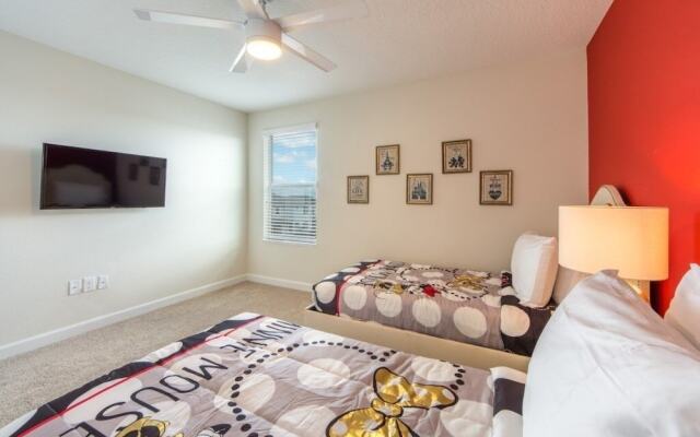 Champions Gate Luxury ! 6 Bedroom Home by RedAwning