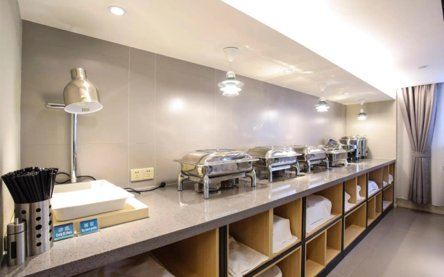 Home Inn & Suites (Harbin Ice and Snow World Sunac Mall Park Store) – Kitchen – Harbin