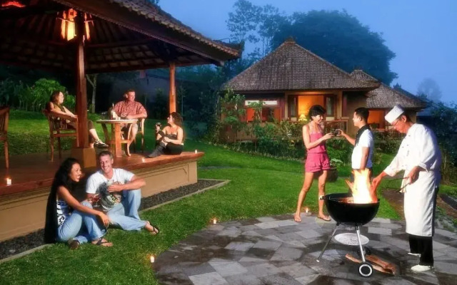 Strawberry Hill Hotel & Restaurant