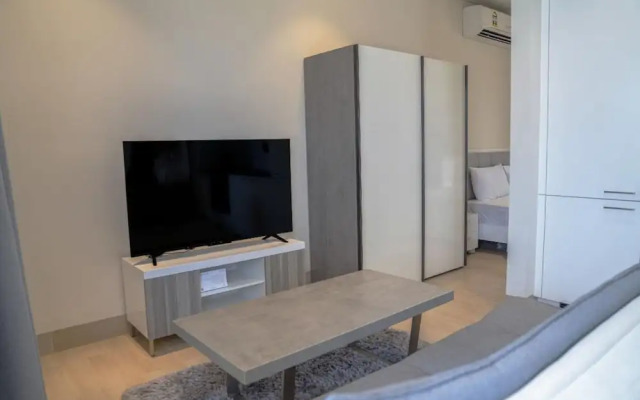 Chic Pool-view Studio With Balcony