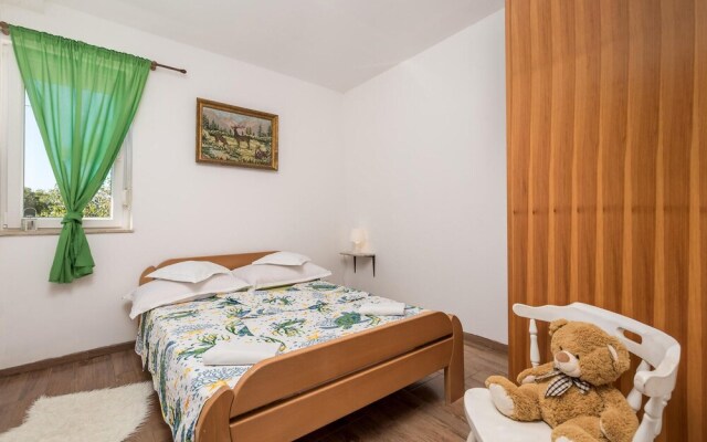 Nice Apartment in Banjol With 2 Bedrooms and Wifi