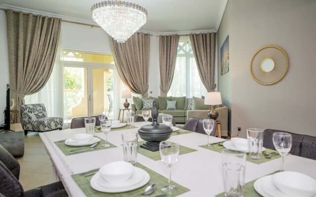 Luton Vacation Homes - Shoreline Apartment with Beach access