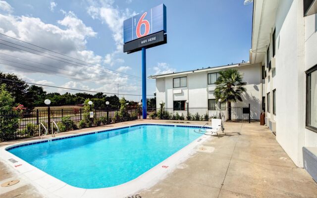 Motel 6 Dallas, TX - South