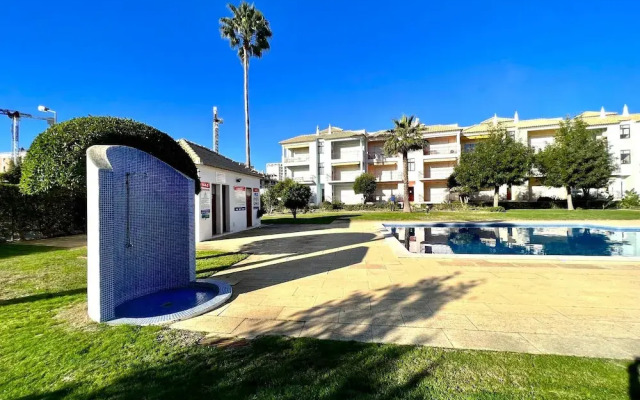 Quarteira Elegant With Pool by Homing
