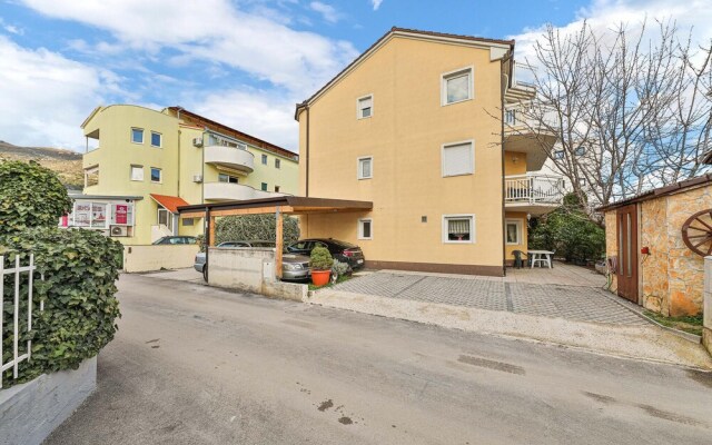 Amazing Apartment in Kastel Luksic With 1 Bedrooms and Wifi